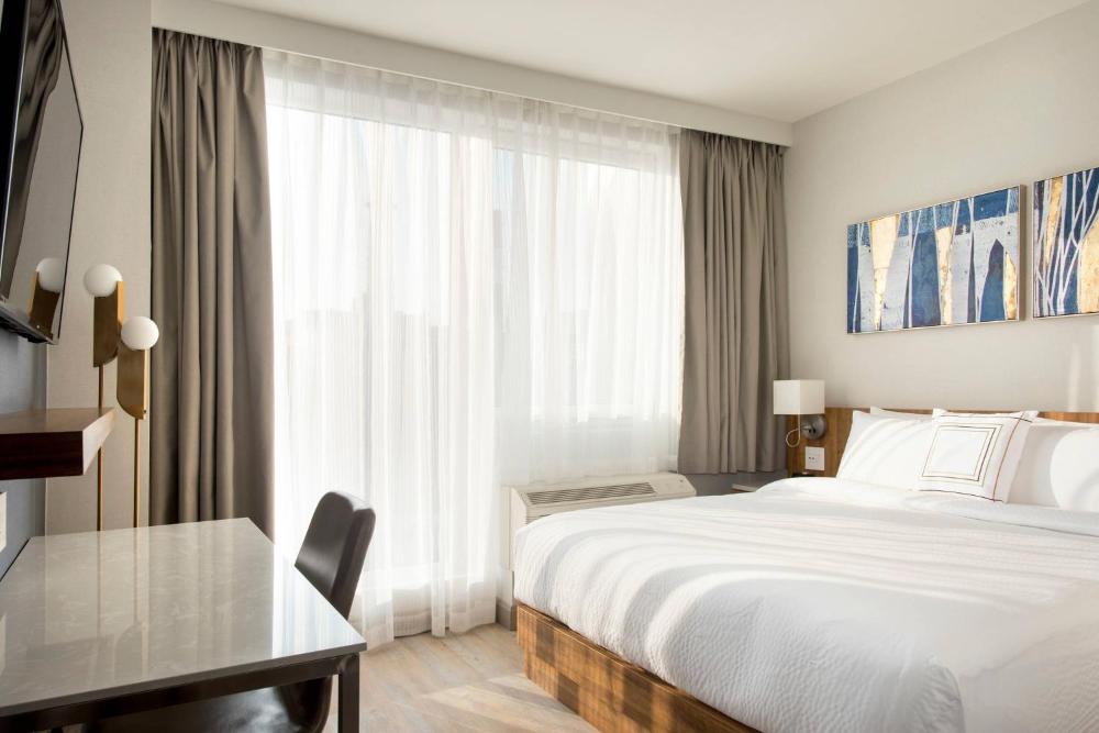 Executive King Suite - Mobility and Hearing Accessible with Roll-in Shower interior